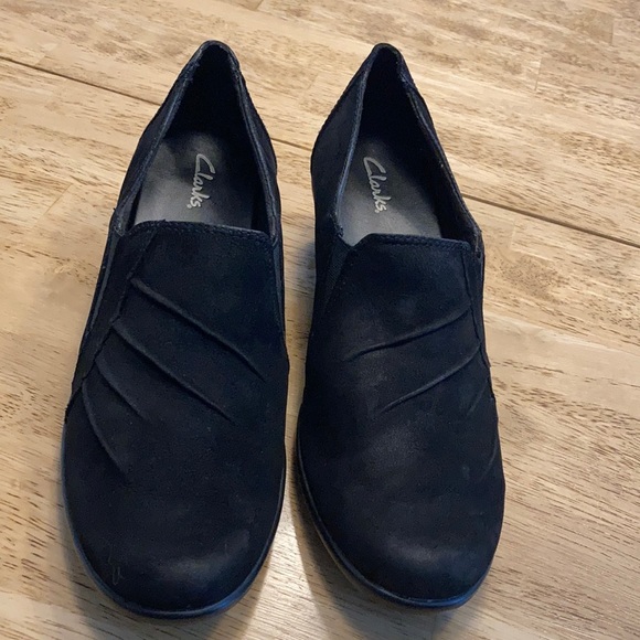 Clarks slip on black suede shoes - Picture 2 of 10